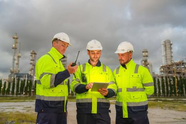 Rafineri mühendisi ön petrol ve doğalgaz sanayi fabrikası petrol rafinerisinde çalışıyor ve tartışıyorlar...