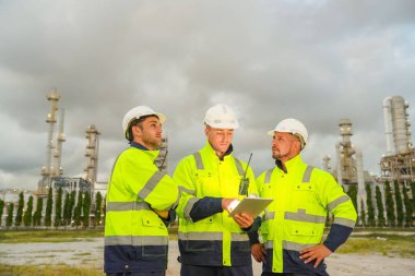 Rafineri mühendisi ön petrol ve doğalgaz sanayi fabrikası petrol rafinerisinde çalışıyor ve tartışıyorlar...