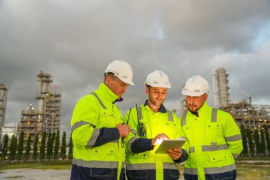 Rafineri mühendisi ön petrol ve doğalgaz sanayi fabrikası petrol rafinerisinde çalışıyor ve tartışıyorlar...