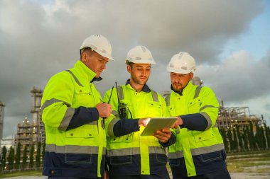 Rafineri mühendisi ön petrol ve doğalgaz sanayi fabrikası petrol rafinerisinde çalışıyor ve tartışıyorlar...