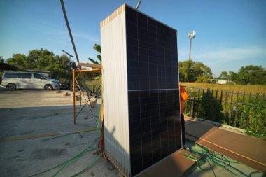 Bir güneş çiftliğindeki güneş sisteminin çatısındaki güneş panelleri