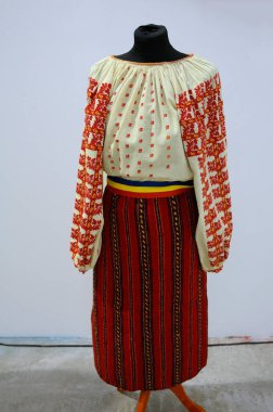 Moldovalı kadın kıyafetleri kukla gibi giyinmiş. El yapımı ve elle işlenmiş giysiler..