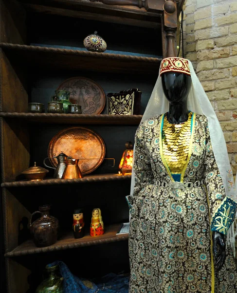Geleneksel Kırım Tatarı Kadın Kostümü Mankene Mutfak Gereçleri Raflara Konur — Stok fotoğraf
