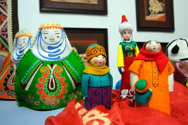 Geleneksel Kazak oyuncakları, keçeden yapılmış, masaya konmuş..