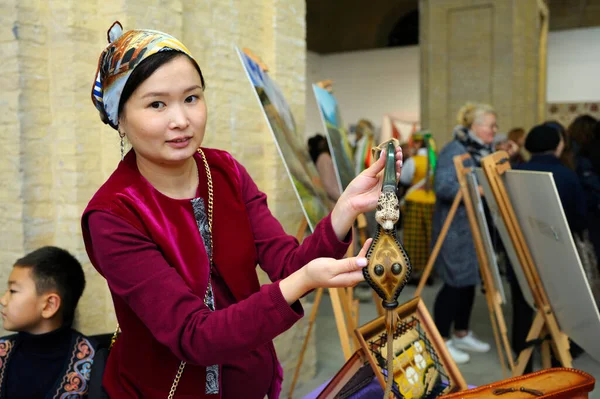 Mujer Asiática Vendedora Mostrando Recuerdos Tradicionales Kazajos Los Compradores Festival — Foto de Stock