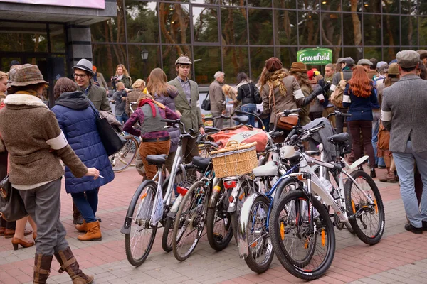 Натовп Молодих Людей Одягнених Костюми Ретро Стояли Навколо Старі Велосипеди — стокове фото