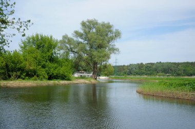 Irpin nehri, küçük baraj, ağaçlar, tarla ve orman. Ukrayna 'nın başkenti Kyiv yakınlarındaki Stoyanka köyü yakınlarında..