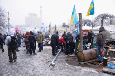 Çadır kasabasında hayat. Tarla sobası etrafında yürüyen protestocular ısınıyor. Haysiyet Devrimi. 7 Aralık 2013. Kyiv, Ukrayna