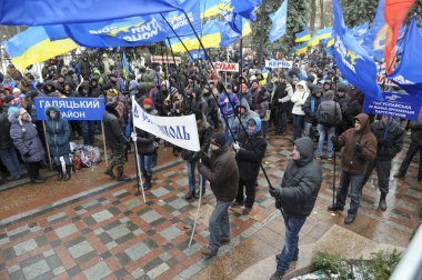 Bölge Partisi ve Victor Yanukovich 'i destekleyen afişler ve mavi bayraklarla meydanda dikilen insanlar toplanıyor. Haysiyet Devrimi. 7 Aralık 2013. Kyiv, Ukrayna