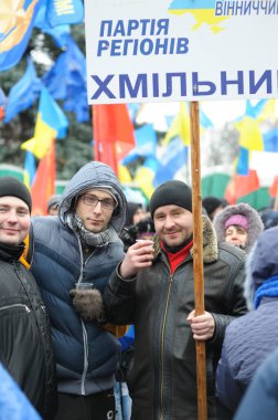 Bölge Partisi ve Victor Yanukovich 'i destekleyen afişler ve mavi bayraklarla meydanda dikilen insanlar toplanıyor. Haysiyet Devrimi. 7 Aralık 2013. Kyiv, Ukrayna