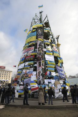 Majadan Nezalezhnosti 'ye yeni yıl ağacı dikili posterler, bayraklar, pankartlar asılmış, insanlar etrafta dolanıyor. Çadır kasabası, Haysiyet Devrimi. 7 Aralık 2013. Kyiv, Ukrayna