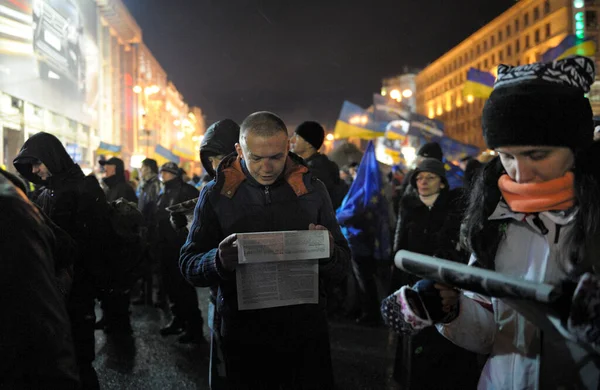 在Majadan Nezalezhnosti广场集会期间 人们在夜间阅读反对派报纸 尊严革命 December 2013 乌克兰基辅 — 图库照片