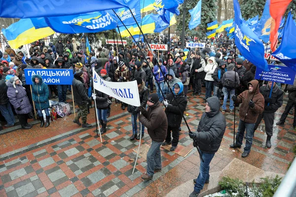 Люди Стоят Площади Плакатами Синими Флагами Поддержку Партии Регионов Виктора — стоковое фото