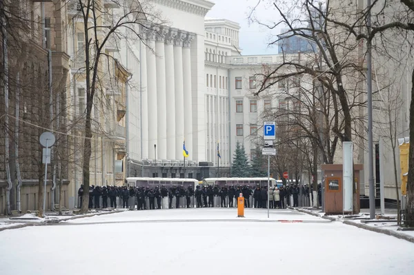 Γραμμή Αστυνομικών Που Εμποδίζουν Την Οδό Bankova Φρουρεί Κτίριο Της — Φωτογραφία Αρχείου
