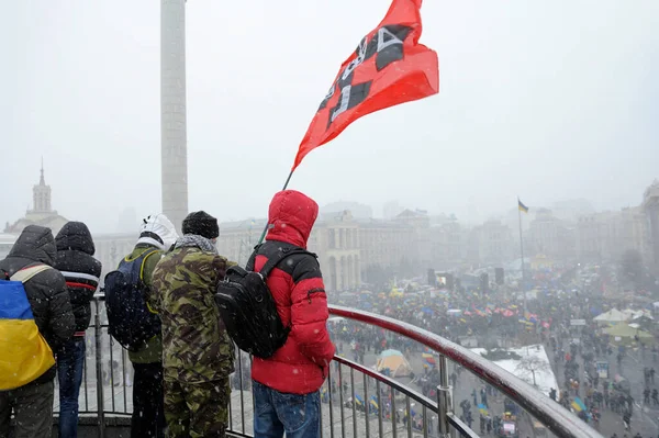 Группа Протестующих Смотрящих Смотровой Площадки Палаточном Городке Майдане Независимости Развевает — стоковое фото