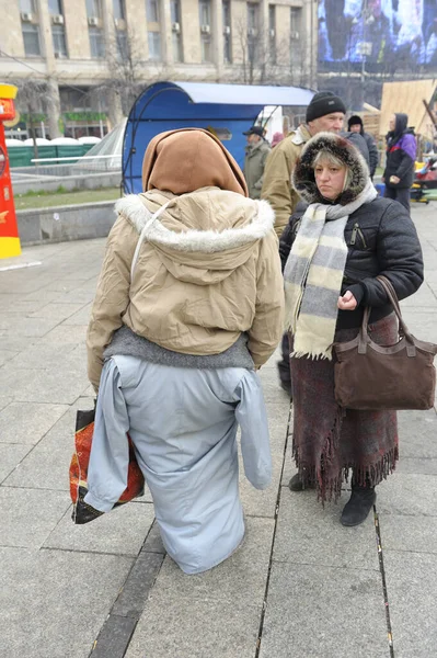 Due Donne Mettono Vestiti Gambe Che Provano Scaldarsi Giorno Freddo — Foto Stock