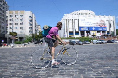 Caddede koşuşturan erkek bisikletçi. Kiev Günü 'ne adanmış amatörler arasında bisiklet yarışı. 25 Mayıs 2019. Kiev, Ukrayna