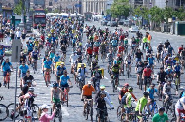 Caddede ilerleyen büyük bir grup bisikletçi. Kiev Günü 'ne adanmış amatörler arasında bisiklet yarışı. 25 Mayıs 2019. Kiev, Ukrayna