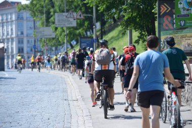 Caddede ilerleyen büyük bir grup bisikletçi. Kiev Günü 'ne adanmış amatörler arasında bisiklet yarışı. 25 Mayıs 2019. Kiev, Ukrayna