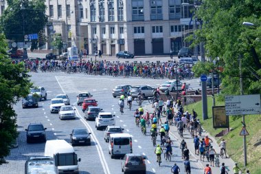 Caddede ilerleyen büyük bir grup bisikletçi. Kiev Günü 'ne adanmış amatörler arasında bisiklet yarışı. 25 Mayıs 2019. Kiev, Ukrayna