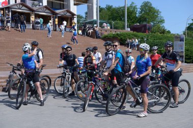 Sokak yolunun ortasında duran bir grup bisikletçi var. Kiev Günü 'ne adanmış amatörler arasında bisiklet yarışı. 25 Mayıs 2019. Kiev, Ukrayna