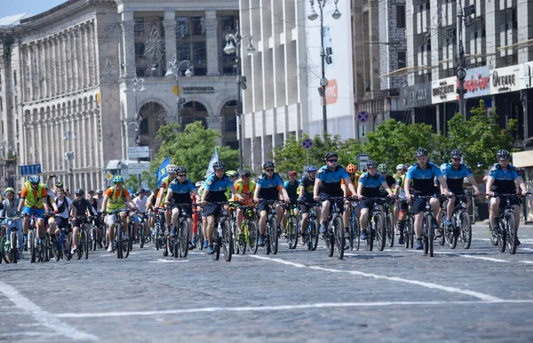 Caddede Ilerleyen Büyük Bir Grup Bisikletçi Kiev Günü Adanmış Amatörler — Stok fotoğraf