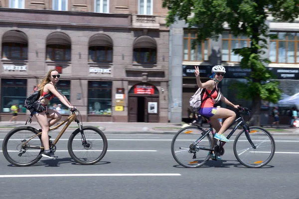 Smiling Ciclista Feminina Correndo Pela Rua Corrida Ciclo Entre Amadores — Fotografia de Stock
