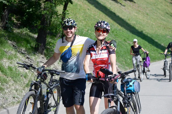 Sokak yolunun ortasında duran bir grup bisikletçi var. Kiev Günü 'ne adanmış amatörler arasında bisiklet yarışı. 25 Mayıs 2019. Kiev, Ukrayna