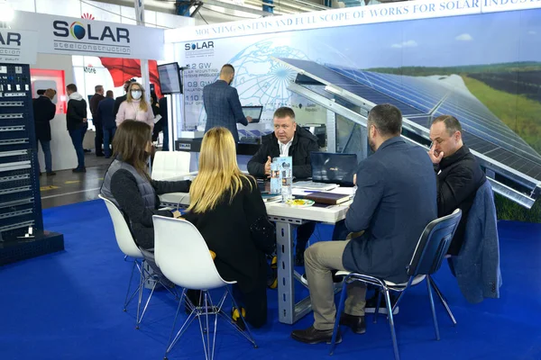 CISOLAR sergisinde iş adamları iletişim kuruyor. 21 Ekim 2021. Kiev, Ukrayna