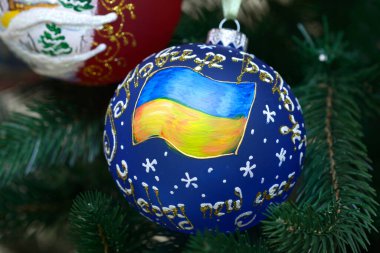 Noel süslemesi, Ukrayna ulusal bayrağı boyanmış, yılbaşından önce bir Noel ağacına asılmış. 2 Aralık 2020. Kyiv, Ukrayna
