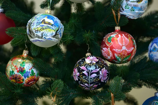 Karácsonyi Dekorációk Lóg Egy Karácsonyfa Előtt Újév — Stock Fotó