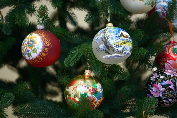 Decorações Natal Penduradas Uma Árvore Natal Antes Ano Novo — Fotografia de Stock