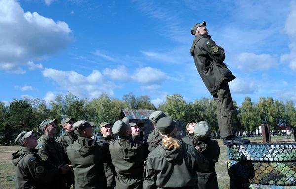 Team Building Exercise Soldiers Standing Going Catch Fellow Falling October — Stock Photo, Image