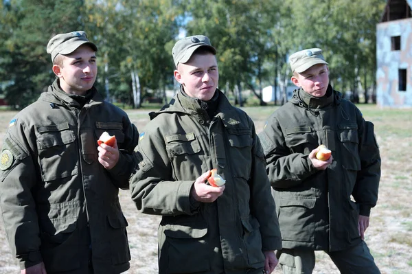 Three Soldiers Standing Eating Apples October 2018 Novo Petrivtsi Military — Stock Photo, Image