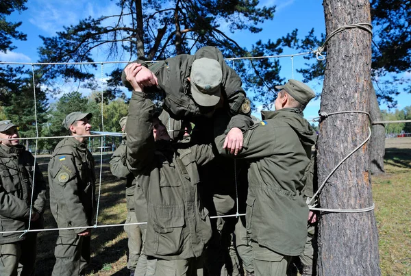 Team Building Exercise Soldiers Holding Fellow Hands Pushing Him Rope — Stock Photo, Image