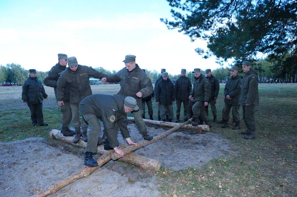 Team Building Exercise Soldiers Overcome Obstacle Courses Balancing Logs October — Stock Photo, Image
