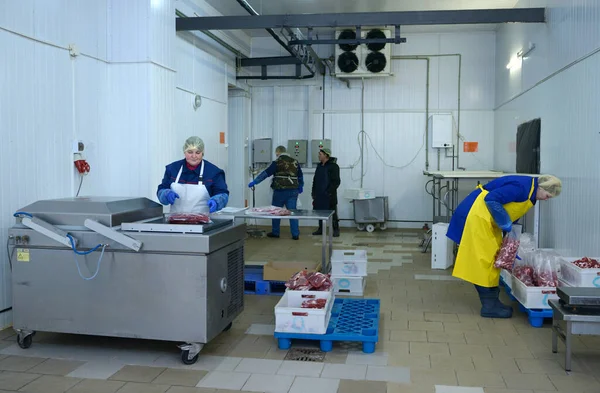 Sala Embalagem Carne Mulher Trabalhador Embalando Pedaços Carne Embalagem Vácuo — Fotografia de Stock