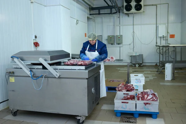 Мясокомбинате Женщина Работница Упаковывает Куски Мяса Вакуумная Упаковка Апреля 2019 — стоковое фото