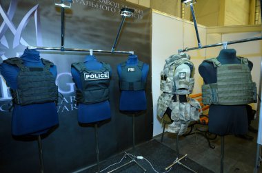 Ukrayna 'da yapılmış bir kürsüye kurşun geçirmez ve saldırı yelekleri yerleştirildi. Sergi Silahları ve Güvenlik 2018. 12 Ekim 2018. Kyiv, Ukrayna