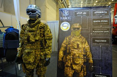 Ordu savaş giysisi. Kurşun geçirmez, saldırı yeleği, miğfer, Ukrayna 'da yapılan ilk yardım çantası. Sergi Silahları ve Güvenlik 2018. 12 Ekim 2018. Kyiv, Ukrayna