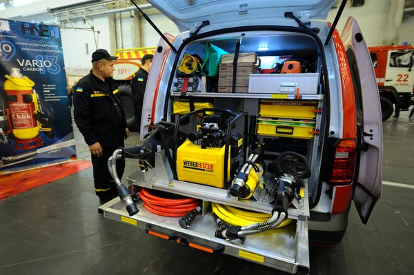 Managers Discussing Equipment Technical Rescue Support Compact Power Unit Set — Stock Photo, Image