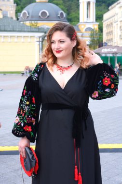 Ukrayna uyruklu genç bir kız sokakta dikilen işlemeli bir elbise. Nakışlı tişört gününü kutluyoruz. 16 Mayıs 2019. Kiev, Ukrayna