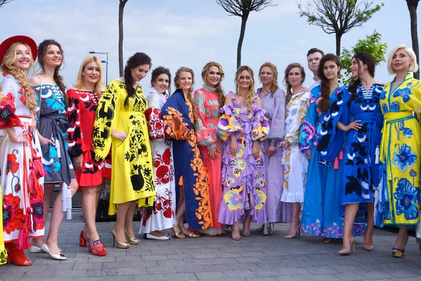 Skupina Mladých Lidí Ukrajinských Národních Vyšívaných Kostýmech Stojící Ulici Slavnost — Stock fotografie