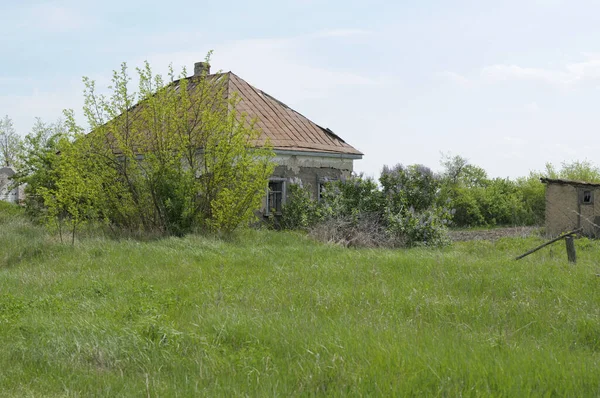 Oude Verlaten Landelijke Huishouden Huis Schuur Verwaarloosde Tuin Katran Dorp — Stockfoto