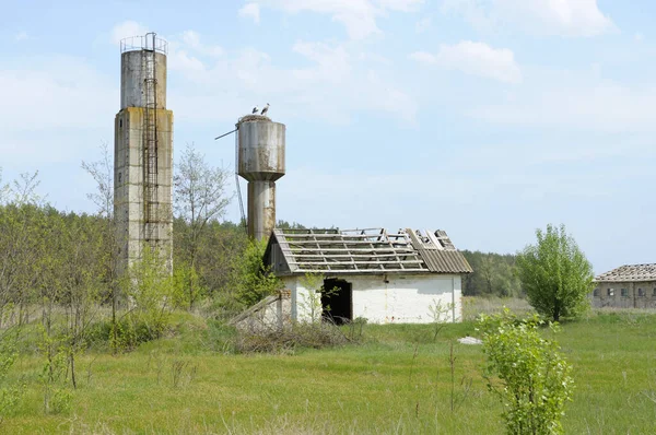 Oude Verlaten Watertorens Schuur Geruïneerde Boerderij Katran Dorp Tsjerkassy Oblast — Stockfoto