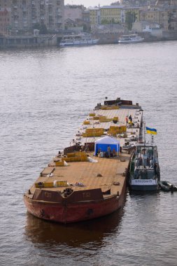 Dnipro Nehri 'nde römorkör, arka planda Podil binaları. 15 Haziran 2019. Kyiv, Ukrayna