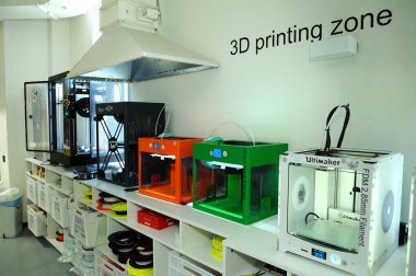 Laboratuvar odasında çalışan 3D yazıcılar, 3D baskı bölgesi. 23 Ocak 2020. Kyiv, Ukrayna