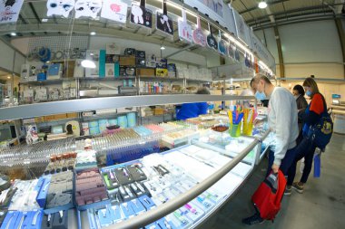 Satıcı danışman müşteriler tıbbi gereç dükkanının önünde duruyorlar. Expodental sergisi. 25 Kasım 2020. Kyiv, Ukrayna