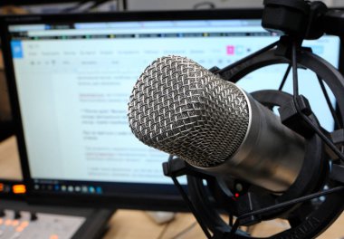 Radyo maratonu sırasında radyo stüdyosunda mikrofon seti, yakın çekim..