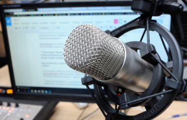 Radyo maratonu sırasında radyo stüdyosunda mikrofon seti, yakın çekim..